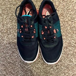 Women’s tennis shoes